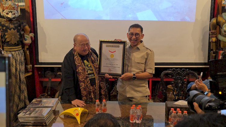 Menteri Kebudayaan Republik Indonesia, Fadli Zon, Menerima Dua Piagam Rekor Dari Budayawan Jaya Suprana Pendiri Museum Rekor Dunia-Indonesia (MURI) Minggu, (03/11). Istimewa