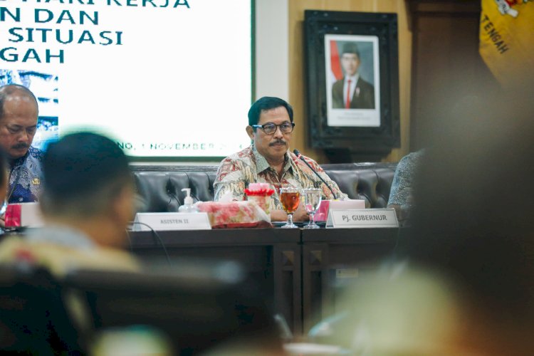 Pj Gubernur Jawa Tengah Nana Sudjana Mengingatkan Masyarakat Dan Pihak-Pihak Terkait Dalam Mitigasi Dan Penanganan Kebencanaan Siap Menghadapi Risiko Bencana Di Musim Penghujan. Dokumentasi