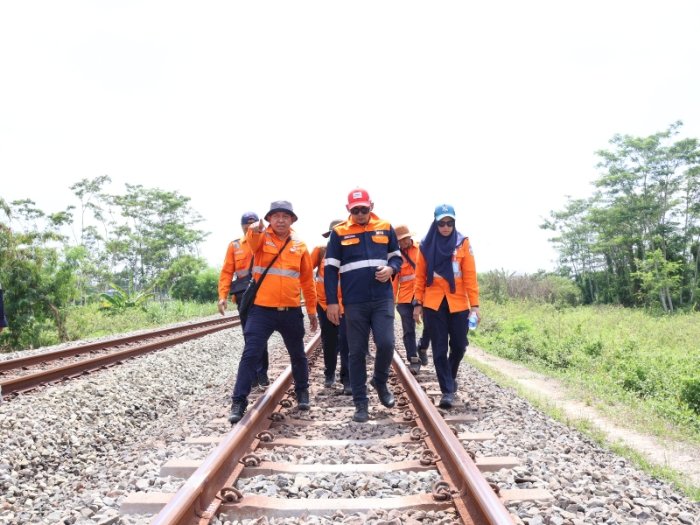 Pengecekan Secara Rutin Dilakukan Pada Drainase-Drainase Di Sepanjang Jalur Kereta Api Sebagai Perawatan Rutin Daop 6 Yogyakarta, Saat Intensitas Hujan Yang Tinggi Dilakukan Lebih Intensif. Dian Tanti Burhani/RMOLJawaTengah
