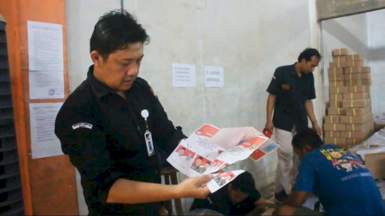 Sekretaris KPU Blora menunjukan surat suara Kasworo menunjukkan kerusakan surat suara. Rabu (6/11)siang. Rubadi/RMOLJateng. .