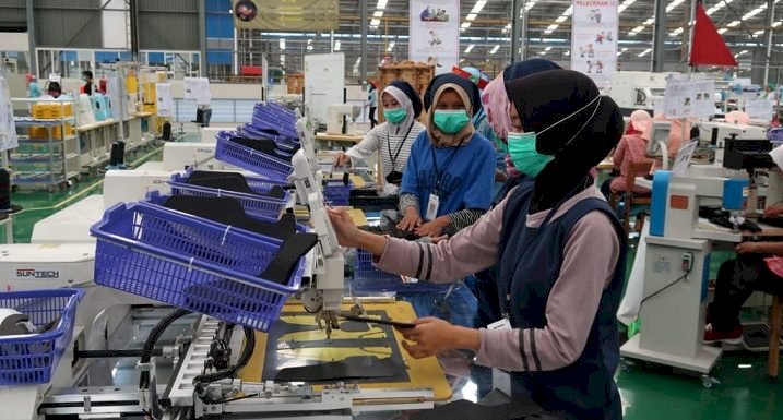 Ratusan Karyawan Pabrik Sepatu Rembang Tengah Bekerja. Yon Daryono/RMOLJawaTengah