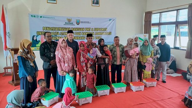 Baznas Rembang Bagikan Ribuan Kaleng Daging Olahan kepada 42 anak di sejumlah desa. Yon Daryono/RMOLJateng