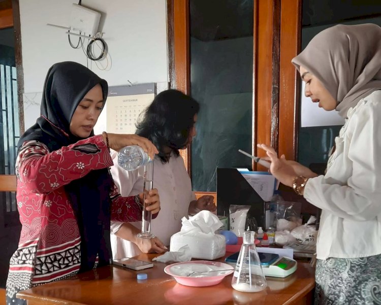 Sejumlah anggota tim melakukan test kandungan ylyodium di sebuah pabrik garam di Rembang. Yon Daryono/RMOLJateng