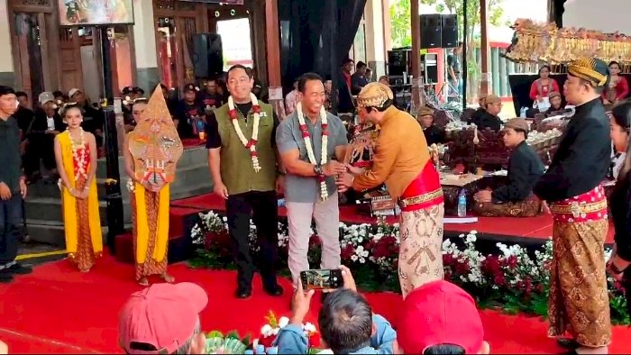 Pasangan calon Gubernur Jawa Tengah dan Wakil Gubernur  Andika Perkasa - Hendi serta calon bupati Karanganyar Rober Christanto dan Ketua DPRD Bagus Selo menghadiri Pagelaran wayang dalam rangka memperingati Hari Wayang Dunia ke 10 di kediaman pribadi milik Ketua DPRD Jawa Tengah, Sumanto di Suruh, Tasikmadu Karanganyar. Dian Tanti/RMOLJateng