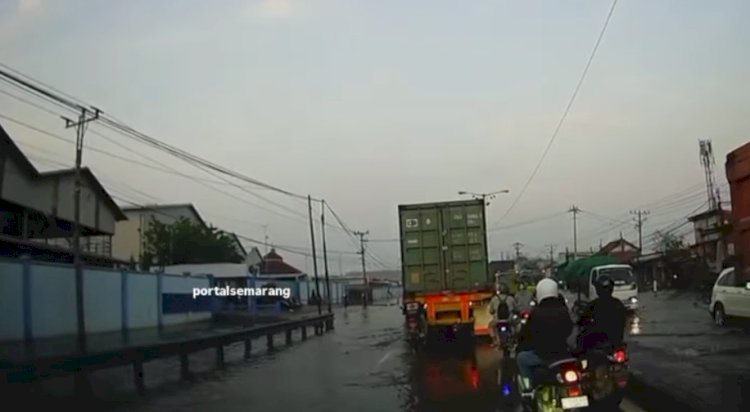 Rob Di Depan PT VUB, Sejak Jumat (8/11) Mengakibatkan Arus Lalu Lintas Dari Semarang Arah Ke Timur Terganggu Dan Terjadi Kemacetan Panjang. Dicky A Wijaya/RMOLJawaTengah