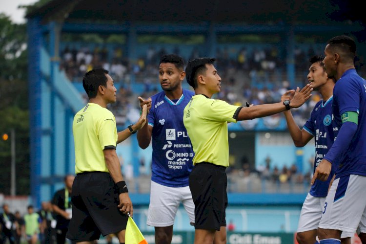 Pemain Persiku Mendesak Wasit Untuk Mengesahkan Gol Yang Menembus Gawang Nusantara United FC. Istimewa