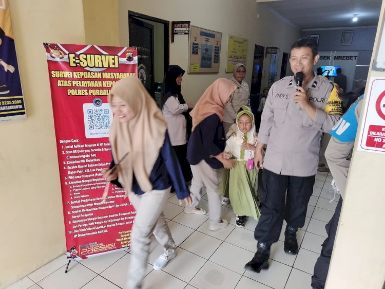 Polsek Mrebet Mendapat Kujungan Dari Para Siswa Dan Siswi Dari Taman Kanak-Kanak Atau Bustanul Athfal (BA) Aisyiyah Desa Selaganggeng Kecamatan Mrebet Kabupaten Purbalingga, Senin (11/11). Istimewa