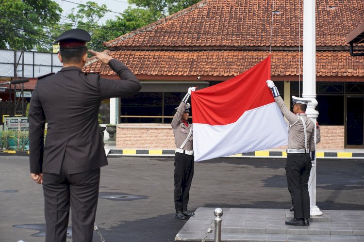 Wakapolres Tegal, Kompol M. Iskandarsyah, Memimpin Upacara Peringatan Hari Pahlawan Yang Diselenggarakan Pada Minggu, (10/11), Pukul 08.00 WIB Di Halaman Mapolres Tegal. Humas Tegal