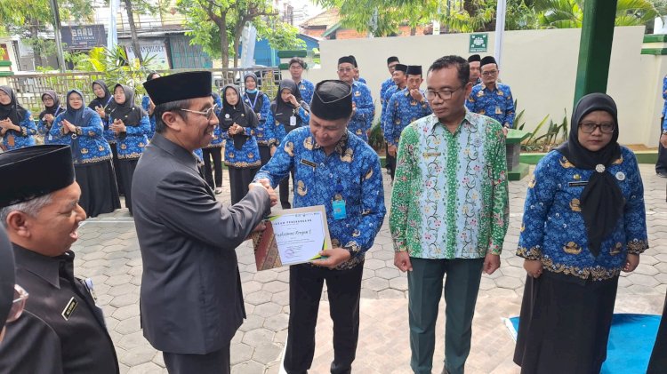 Bupati Rembang H Abdul Hafidz saat memimpin upacara HKN di halaman Kantor Dinas Kesehatan, Selasa (12/11). Yon Daryono/RMOLJateng