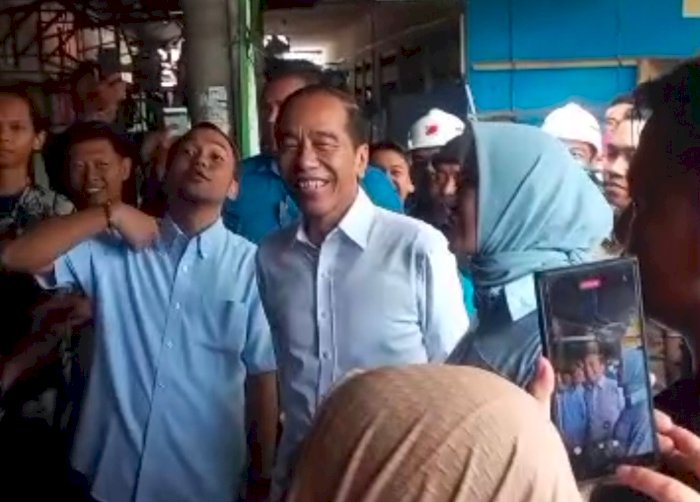 Presiden ke 7 Joko Widodo bernostalgia dengan Respati Ardi di Pasar Notoharjo, Kamis (14/11). Dian Tanti/RMOLJateng