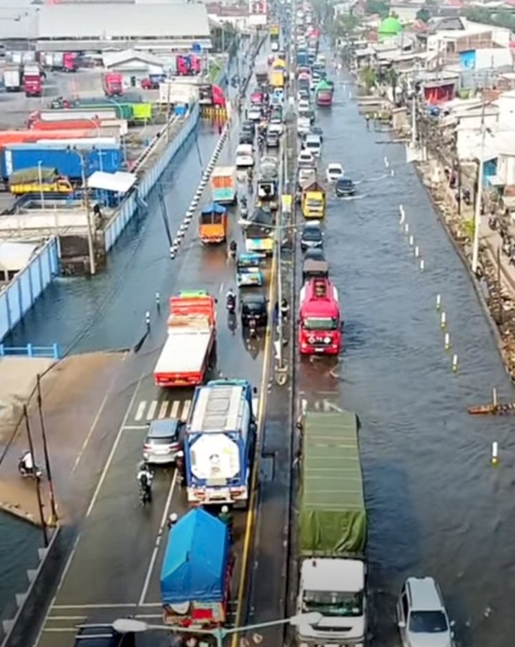 Genangan Banjir Rob Di Jalur Pantura Semarang-Demak Akibatkan Macet Panjang Di Perbatasan Semarang Dan Demak Berhari-Hari. Dokumentasi