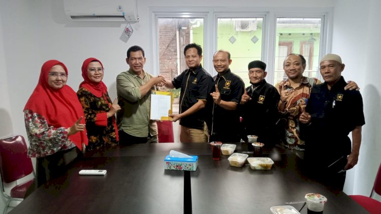 Kedatangan Ketua DPD Partai Ummat Solo, Tomi Bagus Mahendra, dan rombongan disambut Pengurus DPC PDIP, seperti Paulus Haryoto, Etty Isworo dan Roro Indradi Sarwo Indah. Dian Tanti/RMOLJateng