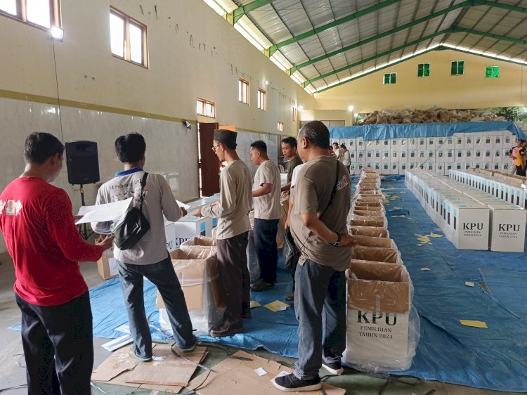 KPU Rembang Bersama Panitia Pemilihan Kecamatan (PPK) Tengah Melakukan Pengepakan SS. Yon Daryono/RMOLJawaTengah