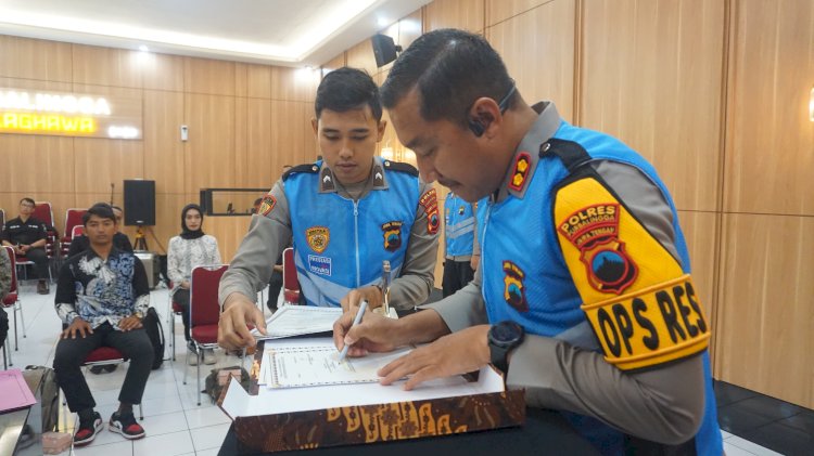 Pengambilan Sumpah Dan Penandatanganan Pakta Integritas Penerimaan Bintara Kompetensi Khusus (Bakomsus) Polri Tahun Anggaran 2025. Kegiatan Digelar Di Aula Wicaksana Laghawa Mapolres Purbalingga, Senin (18/11) Pagi. Istimewa