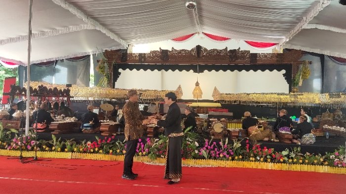 Pj Bupati Timotius Suryadi secara simbolis serahkan tokoh wayang kepada dalang Ki Purbo Asmoro. Dian Tanti/RMOLJateng