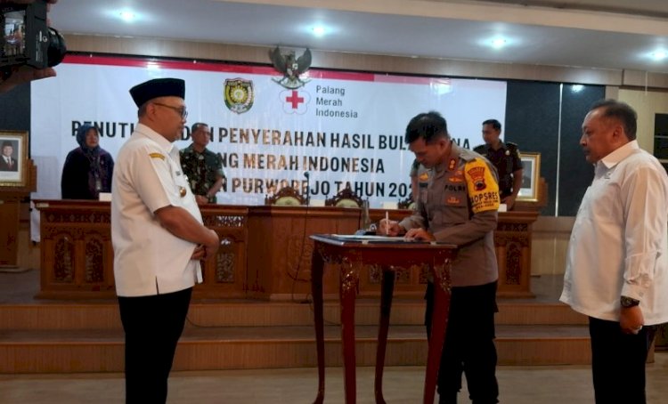 Kapolres Purworejo AKBP Bagus Edy Sumantri Menandatangani Berita Acara Penyerahan Hasil Bulan Dana PMI 2024 Disaksikan Pjs Bupati Endi Faiz Effendi. Istimewa