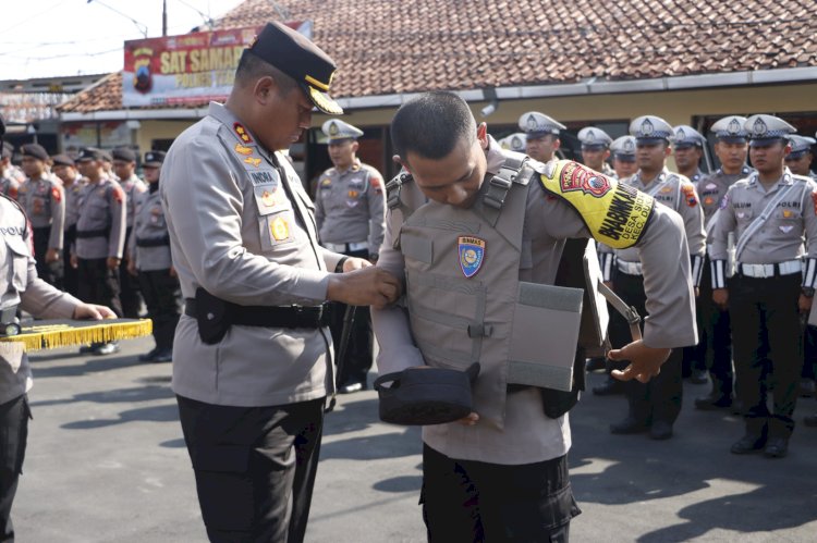 Kapolres Menyerahkan Rompi Anti Sayat Kepada 89 Bhabinkamtibmas Sebagai Bentuk Dukungan Polres Tegal, Rabu (20/11). Dokumentasi