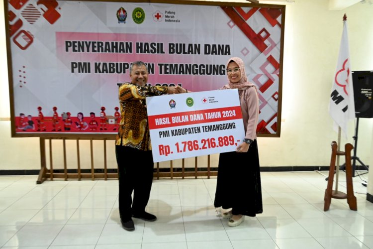 Penyerahan Dana Tergalang Untuk PMI Temanggung Oleh Ketua Bulan Dana PMI 2024 Kabupaten Temanggung, Novi Wijayanti, Kepada Pj Bupati Temanggung, Selasa (19/11). Istimewa
