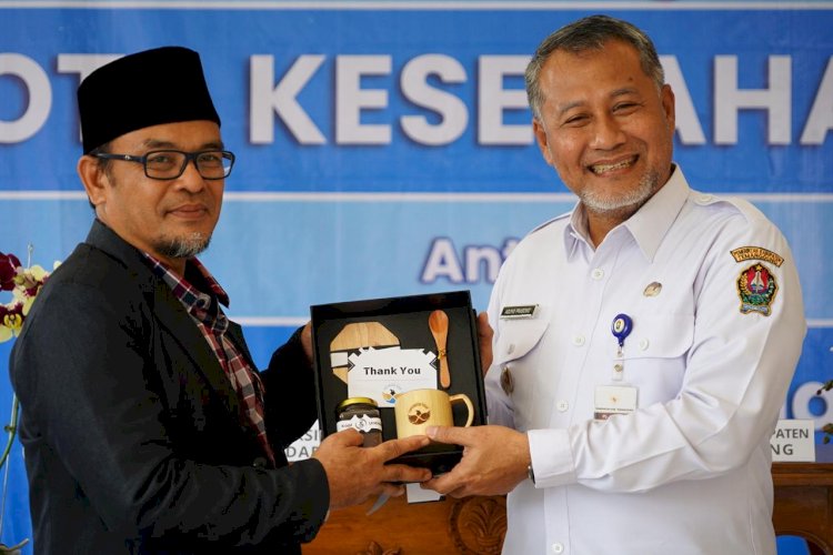 Pj Bupati Temanggung Hary Agung menyerahkan cinderamata kepada Rektor Untidar Prof Sugiyarto. Budi Agung/RMOLJateng