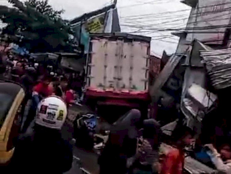 Truk diduga rem blong menabrak banyak kendaraan di Turunan Silayur, Ngaliyan, Semarang, Kamis (21/11) sore. Dicky Aditya/RMOLJateng