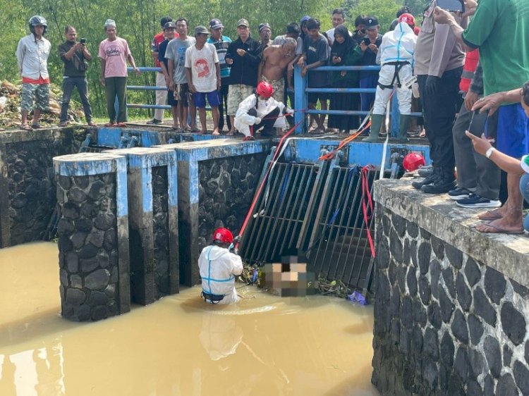 Proses evakuasi temuan mayat disaluran irigasi Desa Bejiruyung, Kecamatan Sempor, Kebumen. Polres Kebumen