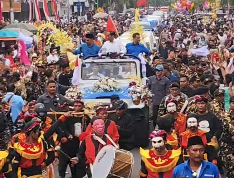 Presiden ke -7 RI Jokowi bersama Cagub dan Cawagub nomor urut 01 Ahmad Luthfi dan Taj Yasin Maimoen sambangi Karanganyar, Jumat (22/11) sore. Dian Tanti/RMOLJateng