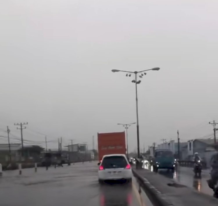 Genangan Rob Yang Merendam Jalur Pantura Semarang-Demak, Senin (25/11) Bertambah Tinggi Dan Menyebabkan Hanya Satu Lajur Yang Dapat Dilalui Dari Arah Semarang Ke Timur. Dicky A Wijaya/RMOLJawaTengah