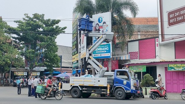 Demi Keselamatan Petugas Dan Mempercepat Waktu Pencopotan, Bawaslu Menggunakan Alat Khusus Untuk Mencopot Alat Peraga Yang Dipasang Di Ketinggian Yang Tidak Terjangkau Secara Manual. Yon Daryono/RMOLJawaTengah