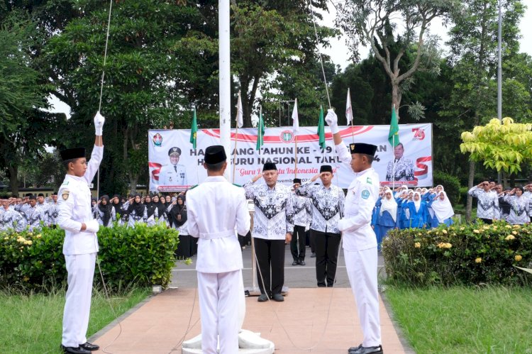 Peringatan Hari Guru Nasional 2024 Dan HUT Ke-79 Persatuan Guru Republik Indonesia (PGRI), Di Komplek Sekretariat Daerah (Setda) Temanggung, Senin (25/11). Kominfo Temanggung/RMOLJawaTengah