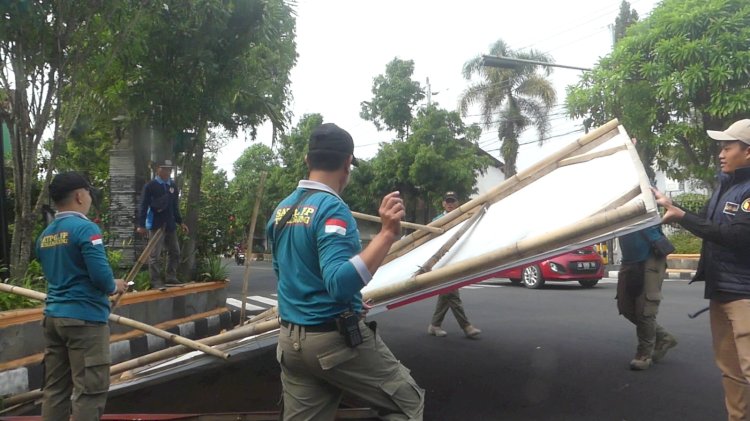 Badan Pengawas Pemilu (Bawaslu) Kabupaten Temanggung Bersama Tim Gabungan Melakukan Pembersihan Alat Peraga Kampanye (APK) Yang Masih Terpasang, Minggu (24/11). Istimewa 