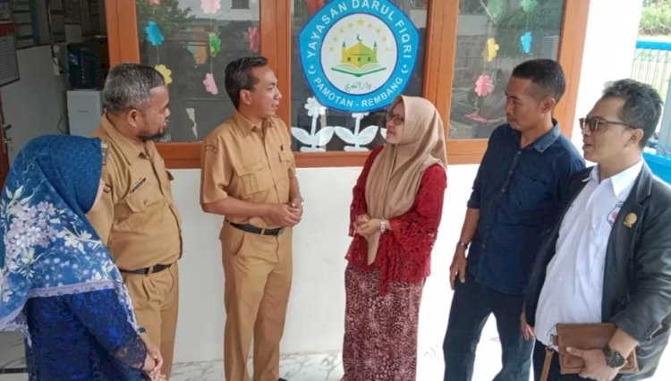 TK Darul Fiqri, Pamotan Rembang. KADES Pamotan Maskur Rukhani sedang berbicara dengan ketua yayasan Joko Supriyanto. Yon Daryono/RMOLJateng