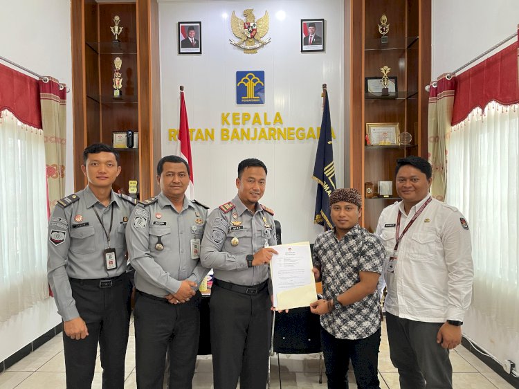 Karutan Banjarnegara, Bima Ganesha Widyadarma menerima Formulir A dari KPUD Banjarnegara. Arief/RMOLJateng