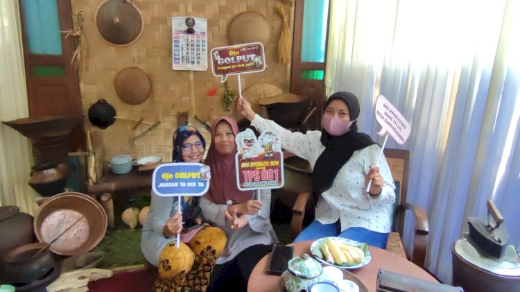 TPS Unik Di Purworejo Usung Tema Dapur Jadul Pawone Si Mbah Dan Jadi Tempat Swafoto Warga Pemilih. Istimewa
