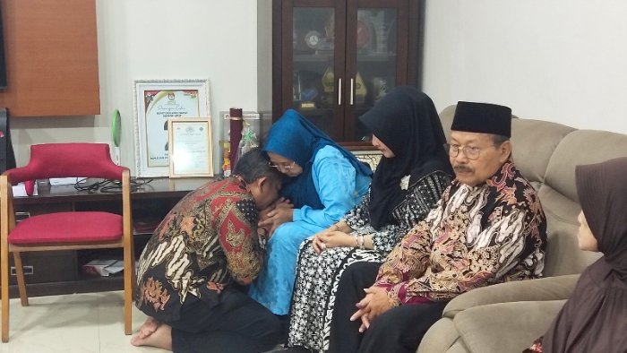 Mengawali Hari Pencoblosan, Cabub Rober Cristanto Sungkem Ibunda Memohon Doa Restu, Rabu (27/11). Dian Tanti Burhani/RMOLJawaTengah