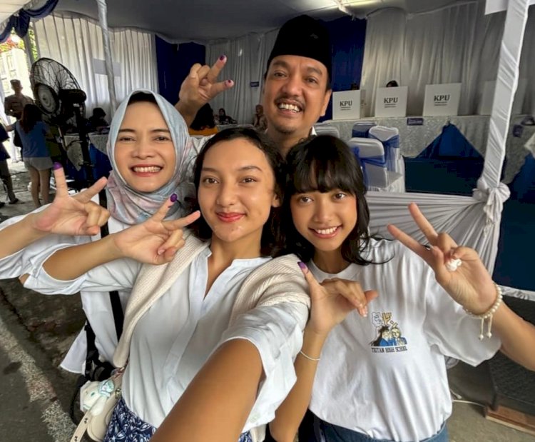 Keluarga Besar Yoyok Sukawi Berjalan Kaki Bersama-Sama Ke TPS 01, Wonotingal, Dekat Tempat Tinggalnya Untuk Mencoblos Dalam Pilkada Serentak 2024, Rabu (27/11). Istimewa