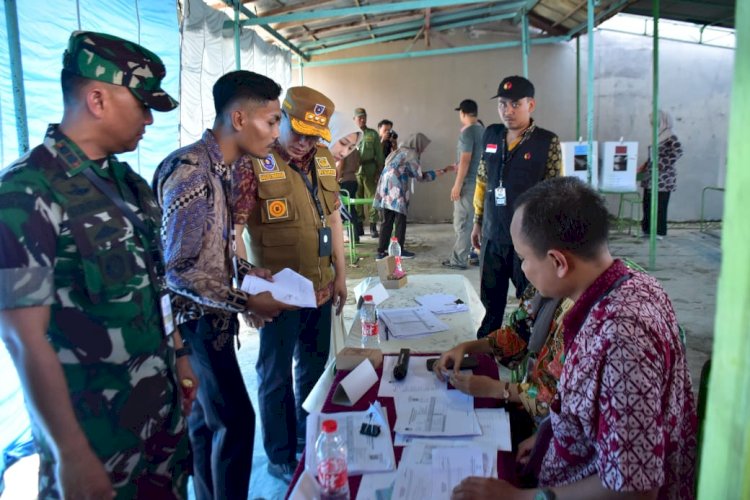 Pj Bupati Tegal Agustyarsyah (Ketiga Dari Kiri) Saat Meninjau TPS Bersama Unsur Forkopimda Kabupaten Tegal, Pada Hari-H Pilkada, Rabu (27/11). Istimewa