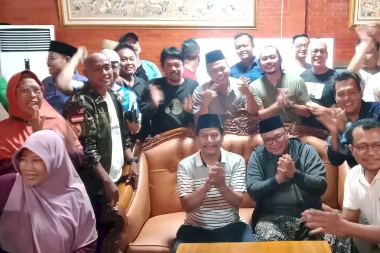 Calon (Paslon) Bupati Rembang Harno-Hanies (Harmonis) Langsung Menggelar Jumpa Pers Usai Hasil Perhitungan Versi Tim Internal Terus Unggul. Mereka Mendeklarasi Kemenangan Atas Lawannya Di Pilkada Rembang 2024. Yon Daryono/RMOLJawaTengah