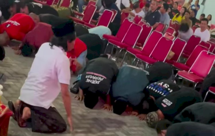 Relawan pendukung Agustin-Iswar sujud syukur atas hasil quick count. Dicky Aditya/RMOLJateng
