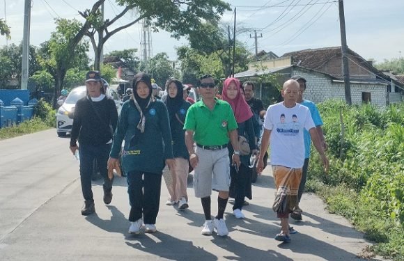 Kades Bangunrejo Pamotan Kusminanto (kaos hijau) bersama sejumlah kerabat dan rekan-rekannya melunasi nadzar jalan kaki dari rumahnya di Bangunrejo sampai rumah pasangan Harmonis di Rembang Kota. Yon Daryono/RMOLJateng