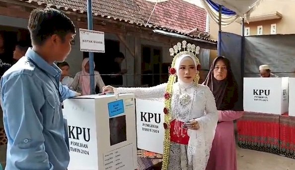 Nadilatun, Pengantin Perempuan Di Desa Kumbo, Sedan, Rembang, Nyoblos Di Hari Spesialnya. Istimewa/RMOLJawaTengah