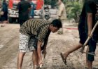 Bantu Warga Bersih-bersih Kampung Sisa Banjir Di Kedungmundu, Damkar Kota Semarang Terjunkan Tim Dan Armada