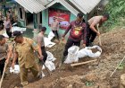 Tim Siaga Bencana Polres Purbalingga Bersihkan Longsor Di Karangmoncol