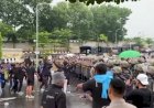 Pertandingan PSIS VS Malut United Diakhiri Kericuhan, Suporter Rusuh Bentrok Dengan Polisi Di Luar Stadion Jatidiri 