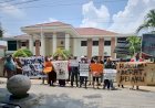 Tak Terima Upaya Pembebasan Tersangka, Keluarga Korban Dugaan Pencabulan Gelar Aksi di Depan Pengadilan