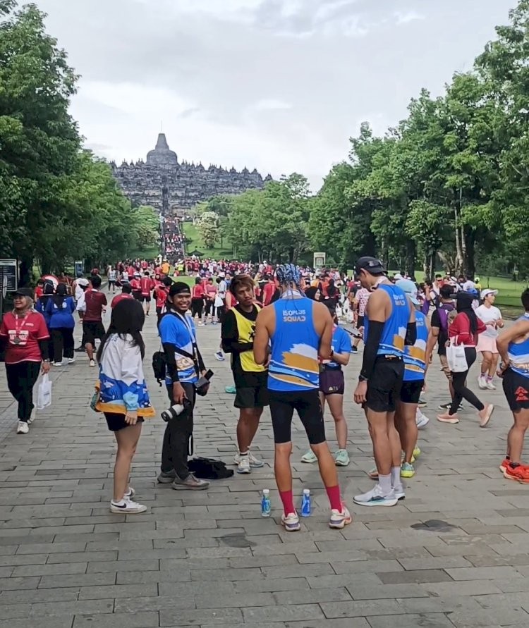 Peserta Borobudur Marathon 2024 Bisa Berfoto Di Depan Candi Borobudur Setelah Berhasil Finish. Istimewa