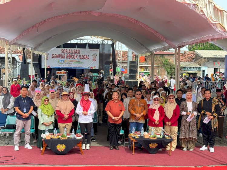 Festival Pesisiran Demak Dibuka Oleh Dr. Eisti, Bupati Demak, Didampingi Endah Cahya Rini, Kepala Dinas Pariwisata Demak, Sabtu (01/12). Istimewa