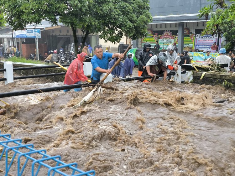 Tujuh Rumah Di Dua Desa Di Kecamatan Mojotengah, Wonosobo Mengalami Kerusakan Dan Terendam Akibat Meluapnya Sungai Wangan Aji Yang Ada Di Jalan Wonosobo-Dieng, Senin (02/11). Istimewa/Ari