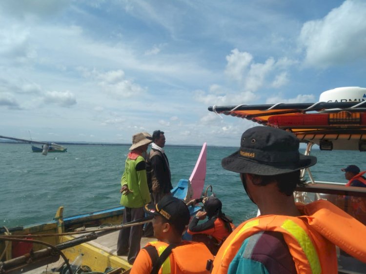 Tim pencari yang baru datang di pantai Pasarbanggi usai melakukan pencarian. Jenis perahu yang di pakai melaut korban Suradi. Tim gabungan Basarnas dan lainnya saat menyisir perairan dekat Pulau Gosong. Yon Daryono/RMOLJateng