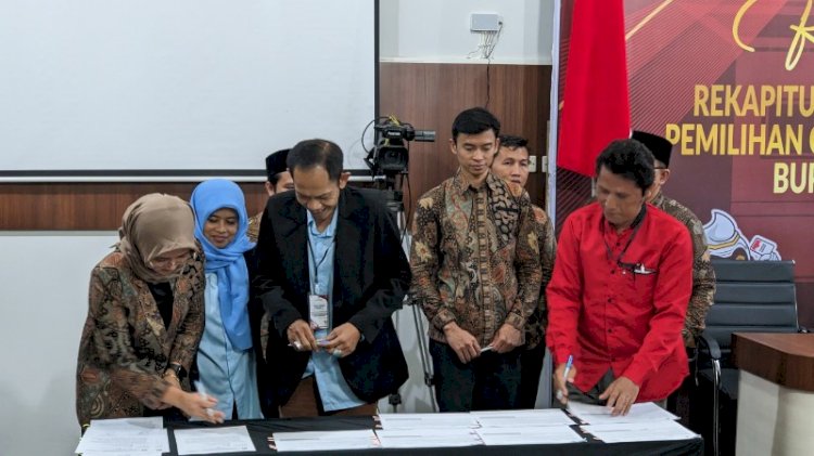 Perwakilan paslon dan saksi menandatangani berita acara hasil pleno rekapitulasi perolehan suara yang digelar di Kantor KPU Kebumen, Selasa (3/12). Budi Agung/RMOLJateng
