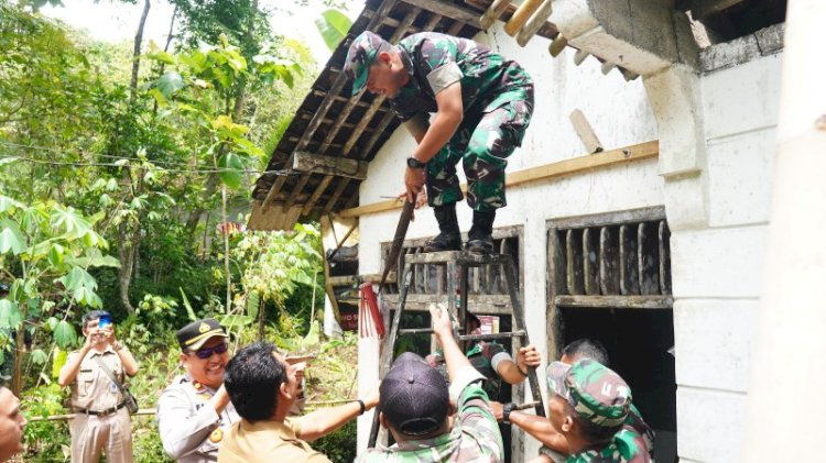 Dandim Purworejo Letkol Inf Imam Purwoko menurunkan genting saat melakukan pemugaran rumah Warsono di Desa Kaliurip, Kecamatan Bener Purworejo. Budi Agung/RMOLJateng 